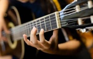 Aprende guitarra con aplicaciones gratuitas
